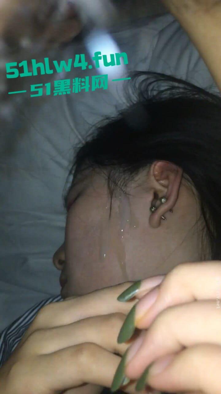 迷奸重庆房产女销售，良家人妻【梁柯琳】为了卖房陪客户吃夜宵竟被下药后迷奸 全程视频流出。