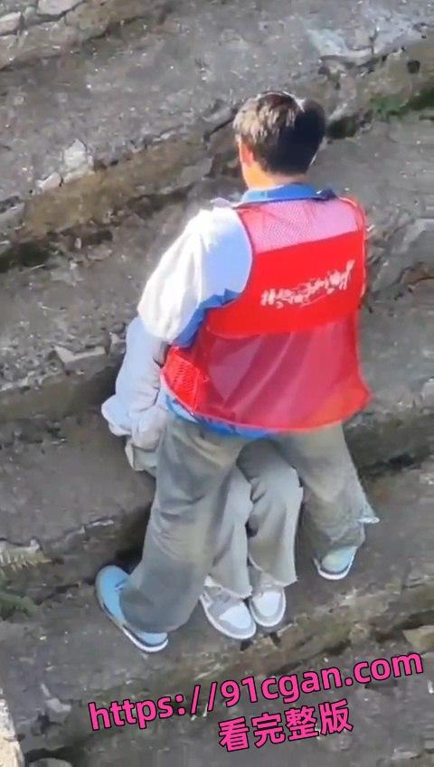 小情侣大白天户外毫不避讳 直接在楼梯上玩口交！被上方瓜友偷拍流出视频！-4