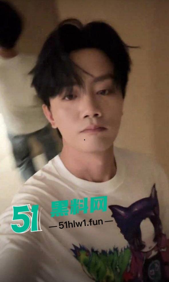 抖音一曲成名歌手【哪里都是你】的主唱【队长YoungCaptain】婚内出轨与粉丝约炮被曝光。