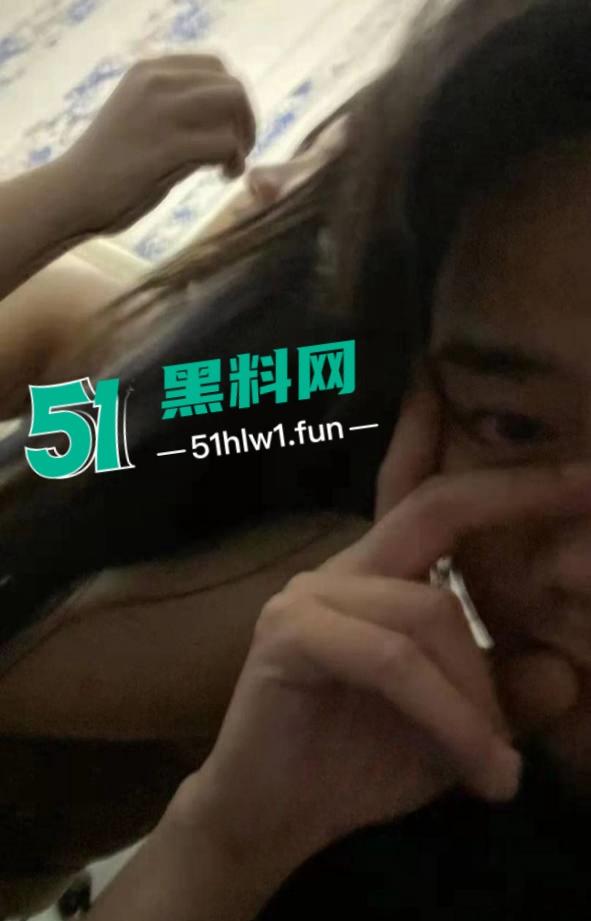 抖音一曲成名歌手【哪里都是你】的主唱【队长YoungCaptain】婚内出轨与粉丝约炮被曝光。-2