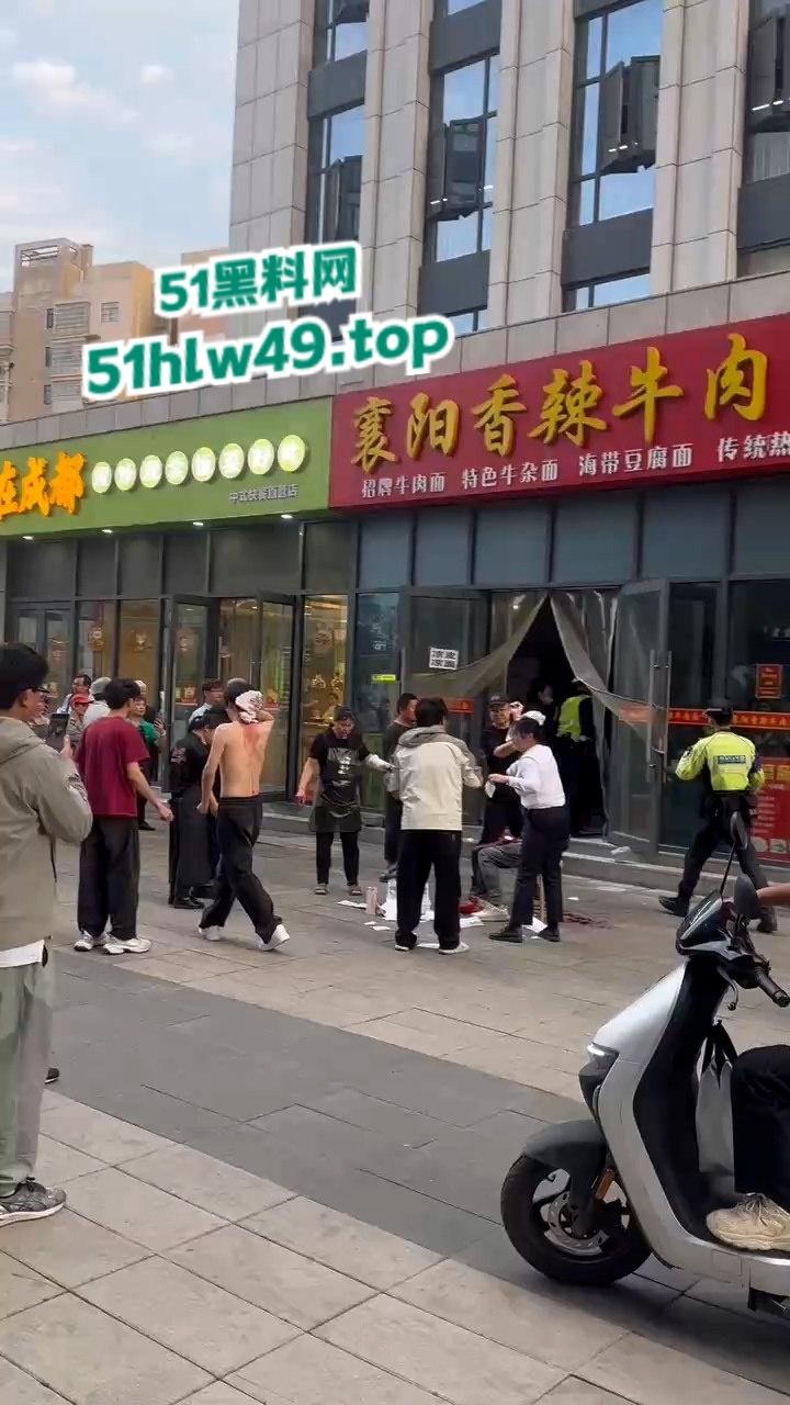 吃碗面都要断头，武汉光谷襄阳面馆一男子突然发疯砍人，多个路人中招现场惨叫一片。-5