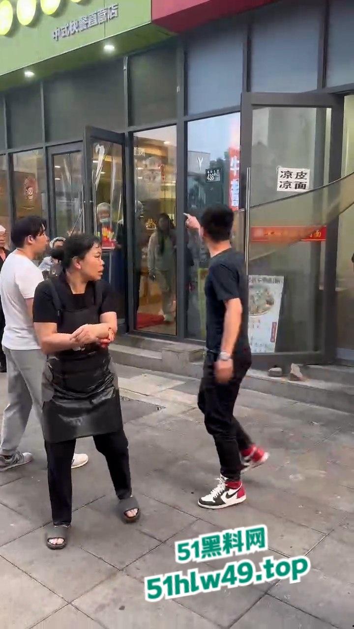 吃碗面都要断头，武汉光谷襄阳面馆一男子突然发疯砍人，多个路人中招现场惨叫一片。-7