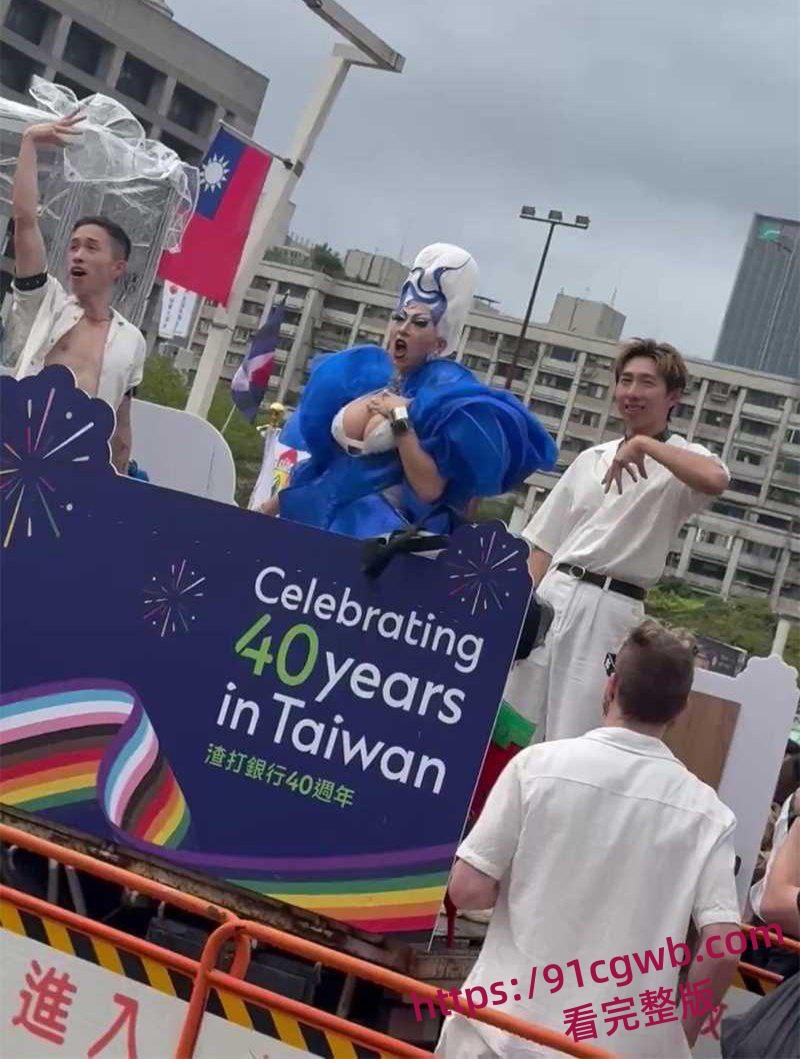 2025台湾同志游行现场实录 15万人雨中狂欢湿身骚扭 喊话兄妹也有结婚权利 伦理彻底崩盘堪称变态盛宴！-6