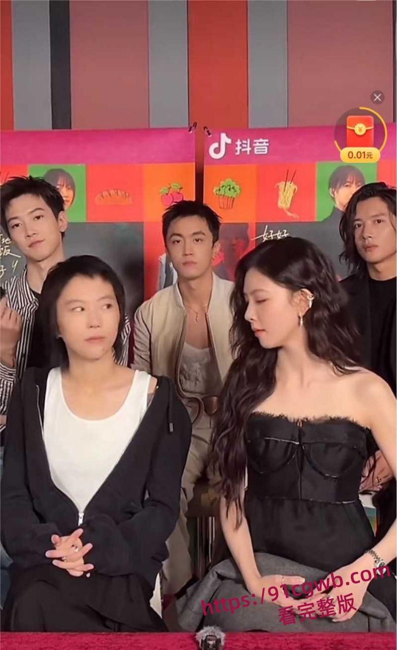 王菲女儿窦靖童被曝同性恋 与宋妍霏牵手遛狗行为亲密-9