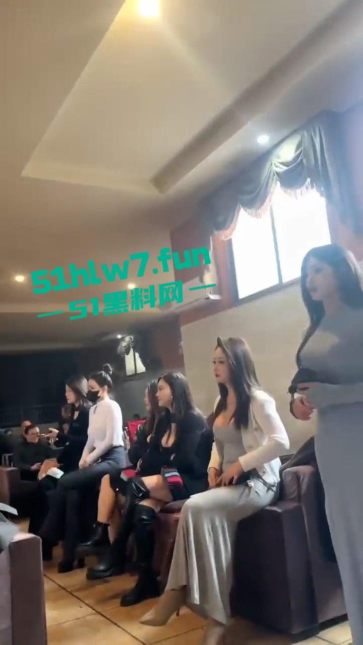 四川绵阳大青龙纯炮场美女如云,不惧扫黄行动顶风作案照样出台卖逼引发网友们的羡慕。-1