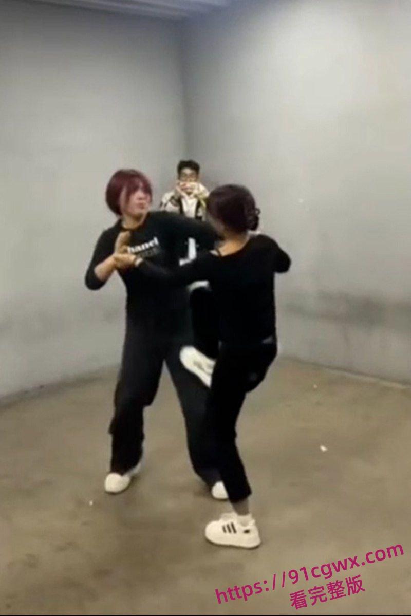 沈阳地下停车场 俩精神小妹约架互殴!头发一拽拳头砸脸 女孩打架比爷们还狠!-2