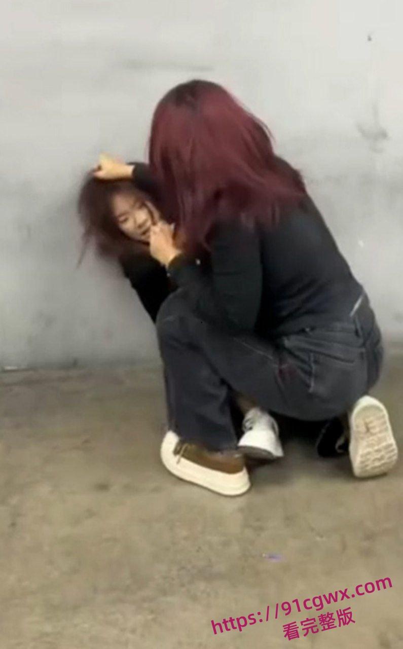 沈阳地下停车场 俩精神小妹约架互殴!头发一拽拳头砸脸 女孩打架比爷们还狠!-5