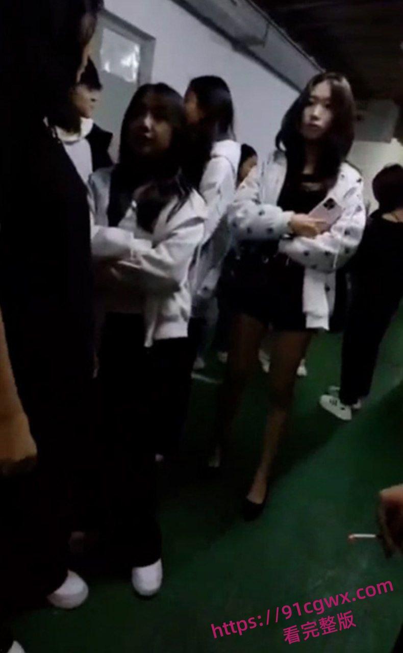 沈阳地下停车场 俩精神小妹约架互殴!头发一拽拳头砸脸 女孩打架比爷们还狠!-7