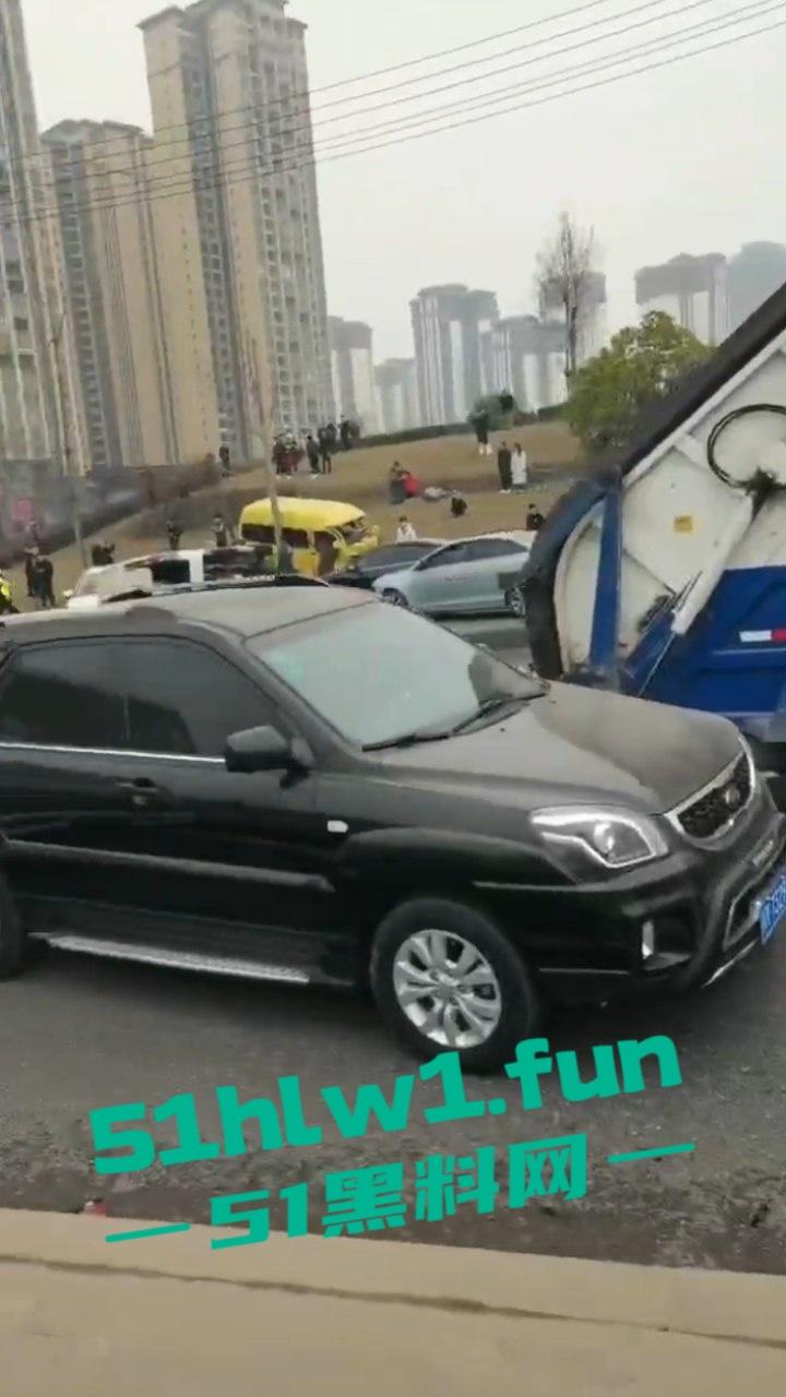 四川巴中恩阳区,发生12车相撞事故,造成5死一伤,现场画面流出,多家医院发声,细节信息量大。-1