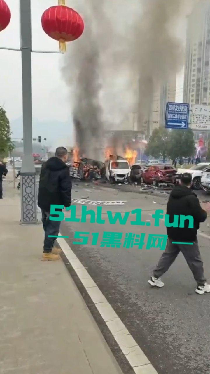 四川巴中恩阳区,发生12车相撞事故,造成5死一伤,现场画面流出,多家医院发声,细节信息量大。-2