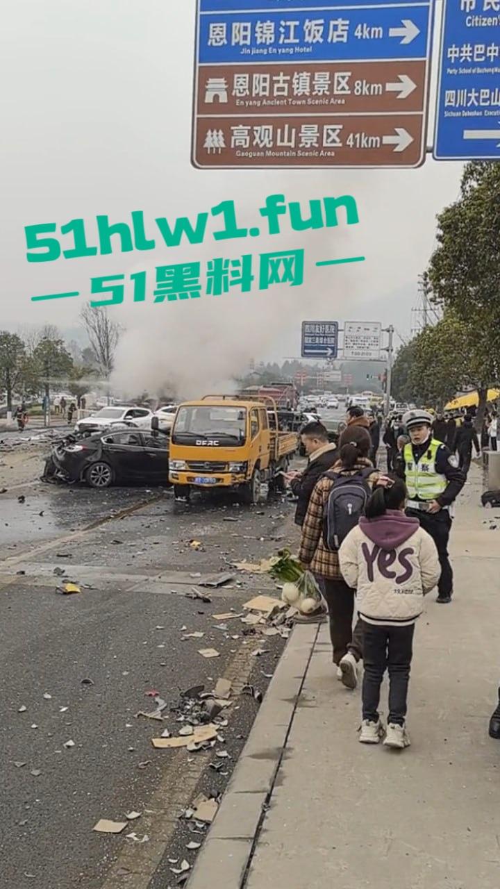 四川巴中恩阳区,发生12车相撞事故,造成5死一伤,现场画面流出,多家医院发声,细节信息量大。-7