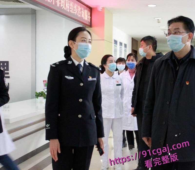 湖北省宜昌市公安局女局长上厕所时竟惨遭偷拍 小穴全部曝光连尿尿模样都被看得一清二楚-1