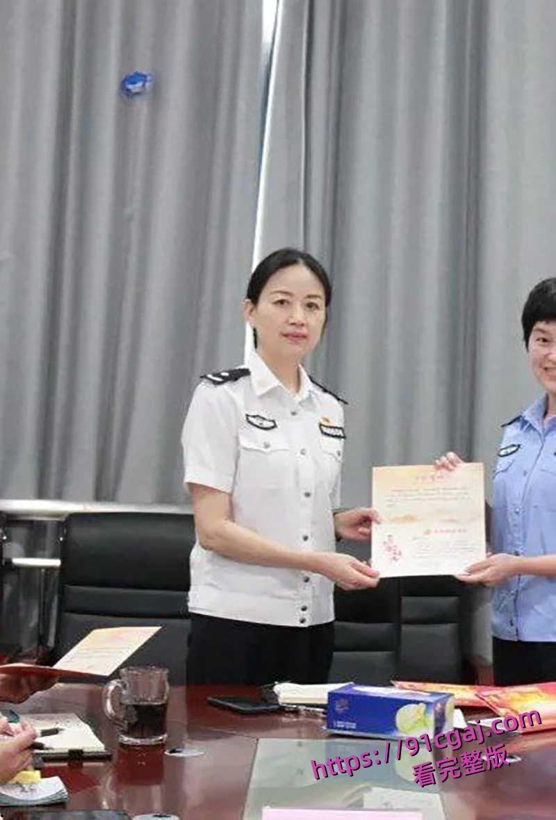 湖北省宜昌市公安局女局长上厕所时竟惨遭偷拍 小穴全部曝光连尿尿模样都被看得一清二楚-10