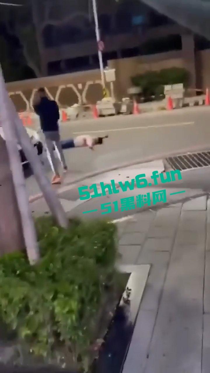 四川成都街头一男子遭多人围攻被砍数刀,血腥仇杀场面比电影还精彩。-1