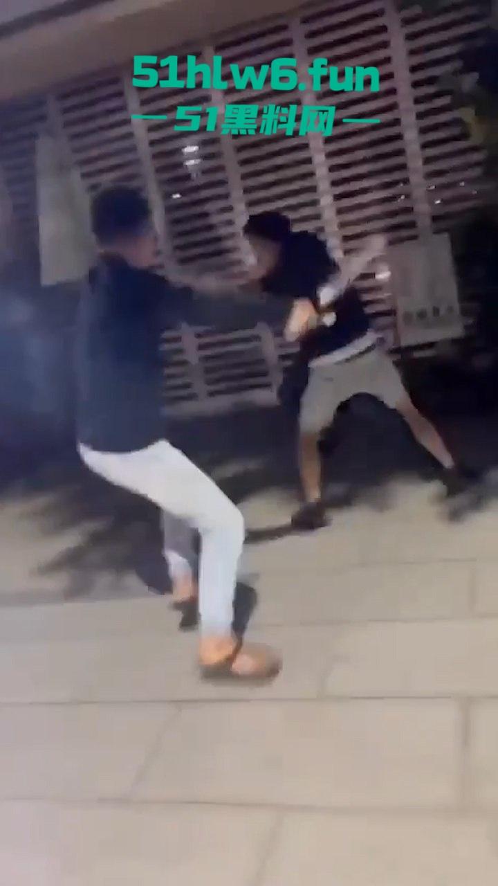 四川成都街头一男子遭多人围攻被砍数刀,血腥仇杀场面比电影还精彩。-3