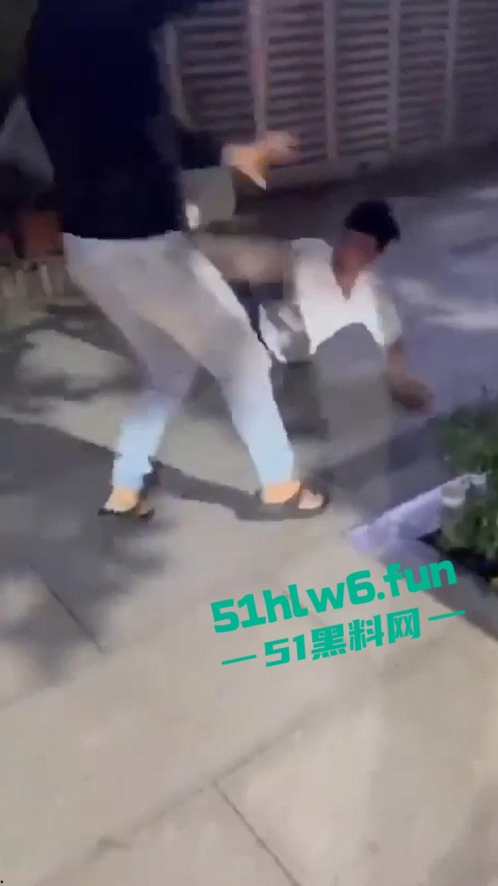 四川成都街头一男子遭多人围攻被砍数刀,血腥仇杀场面比电影还精彩。-5