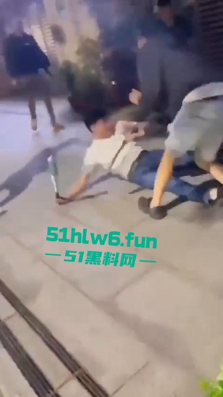 四川成都街头一男子遭多人围攻被砍数刀,血腥仇杀场面比电影还精彩。-6