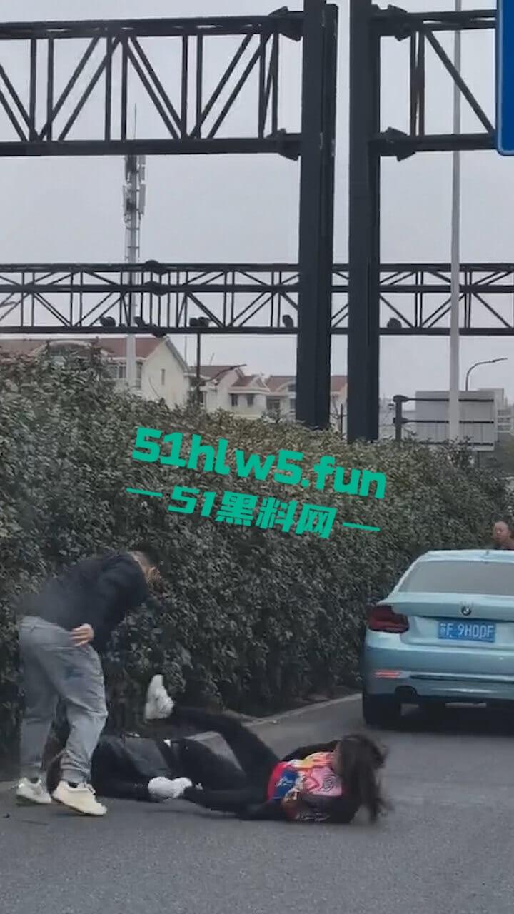 苏州出轨大妈偷会情夫，被儿子开路虎狂追别停，秃头情夫被当街暴打小命归西。-2