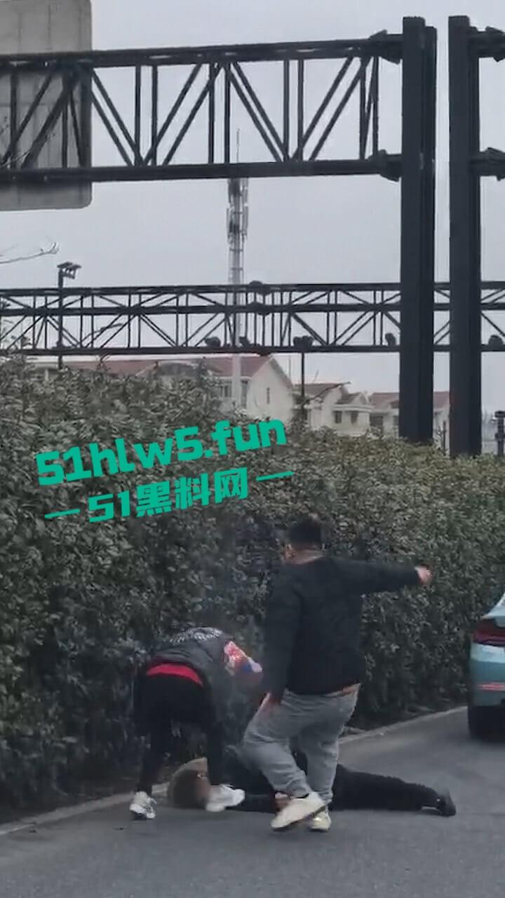 苏州出轨大妈偷会情夫，被儿子开路虎狂追别停，秃头情夫被当街暴打小命归西。-10