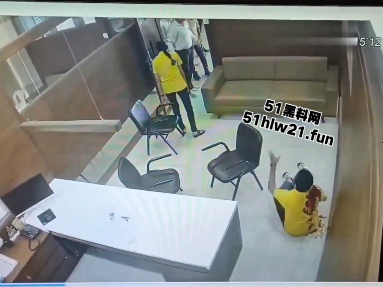 印度保险公司杀人案，男子母亲生病住院找医保公司报销，结果各种理由推脱遭男子持刀猛捅。-2