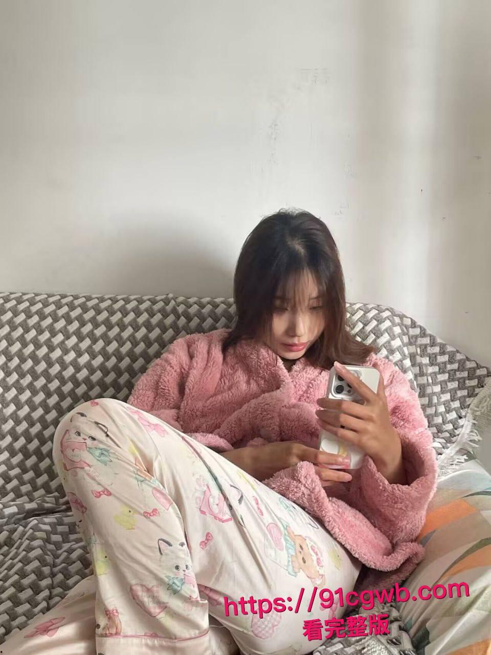 可爱大眼贫乳萌妹私密炮战视频流出！甜美清纯脸蛋全裸自拍奶头硬翘阴唇湿润欲拒还迎，男友大鸡巴无套狂怼骚穴主动迎合变床上骚货-3