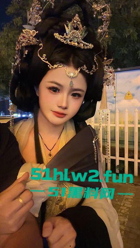 西安音乐学院骚丫头【宋青衫】穿汉服跪舔大雕，仙女下凡变成肉便器，舔得比狗都乖！-4