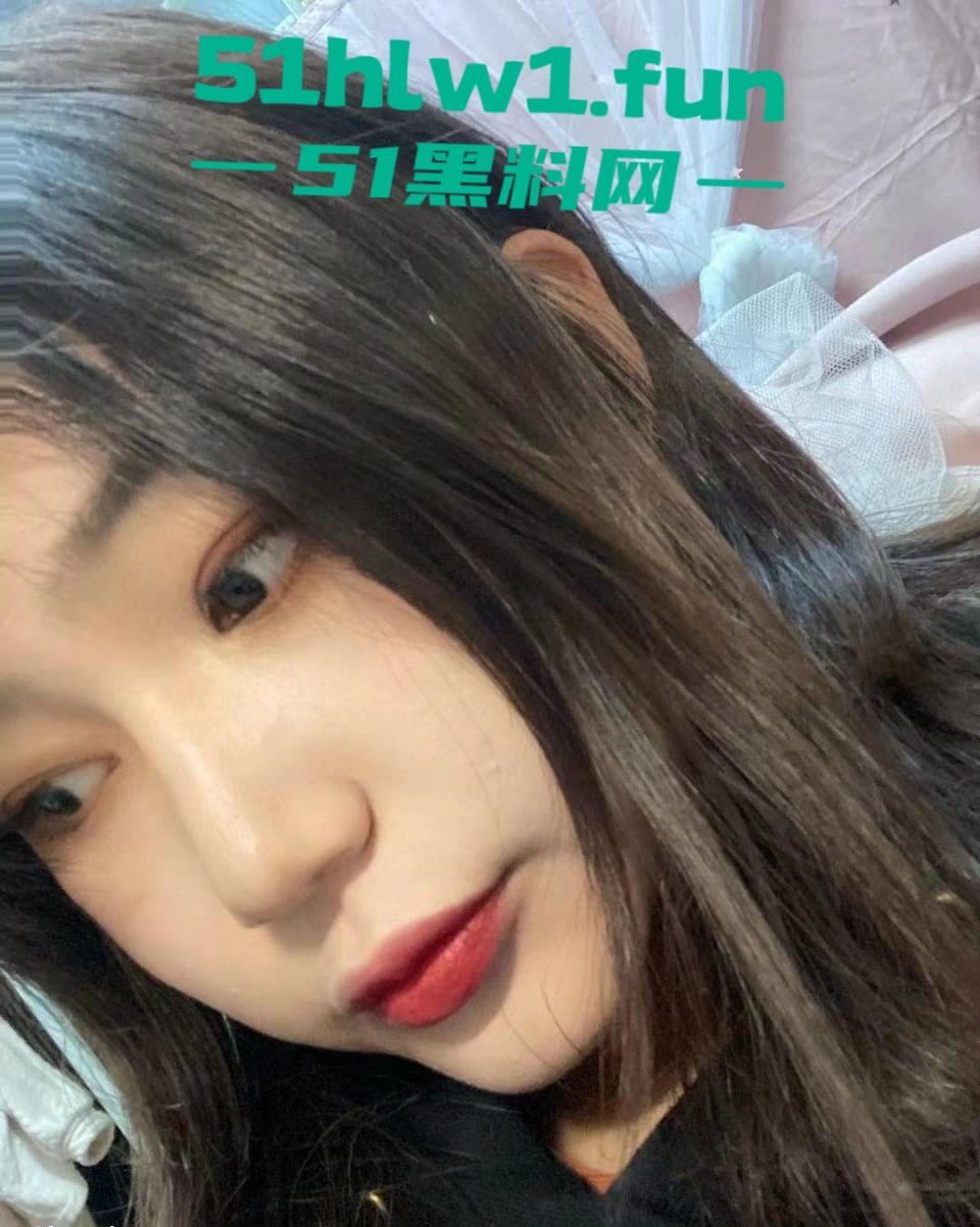 福建师范大学05后骚浪小母狗大曝光，被金主包养的大学生妹子，制服抖奶玩后入骚气冲天！-12