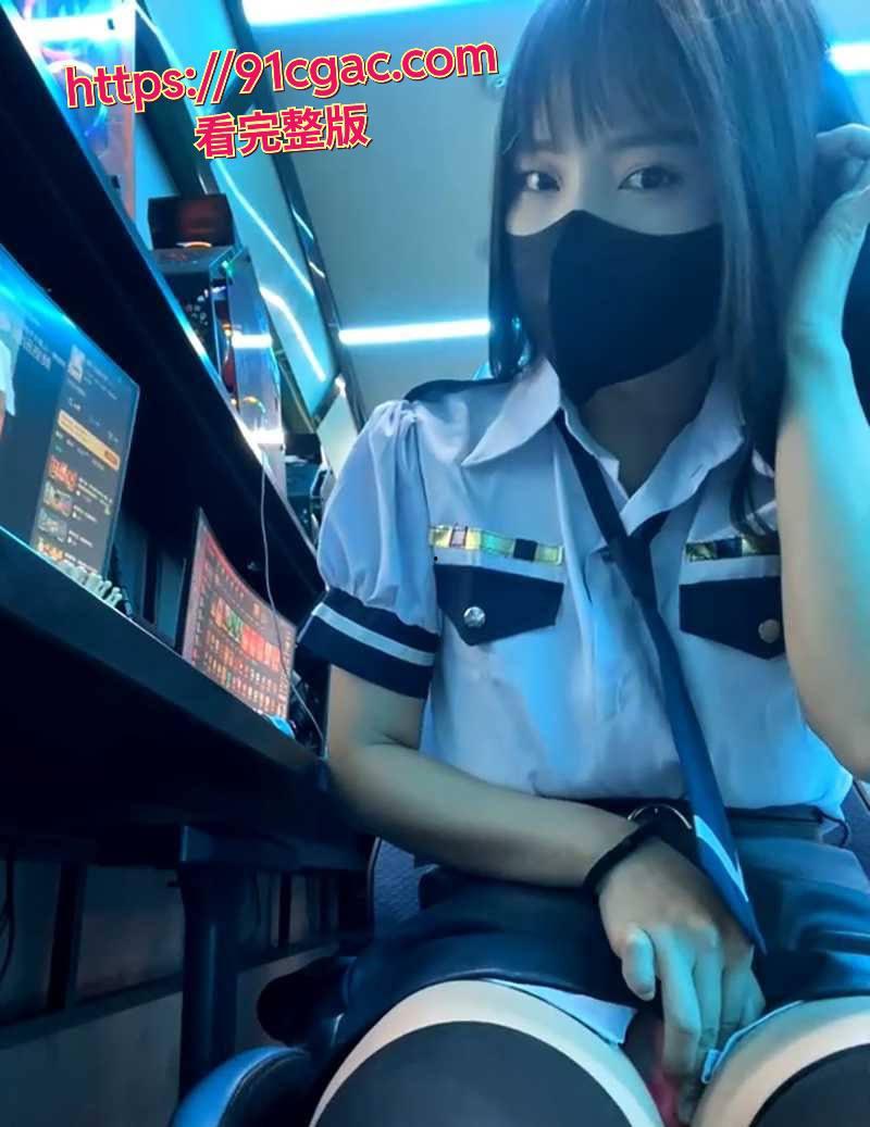 现在这小姑娘太猛了！超纯学生妹 xiao-Lin 居然躲网吧里搞露出直播！-5