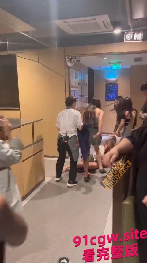 闺蜜和男友搞一起了，正牌女友跑到海底捞暴锤小三！ #海底捞撕逼 #海底捞捉小三