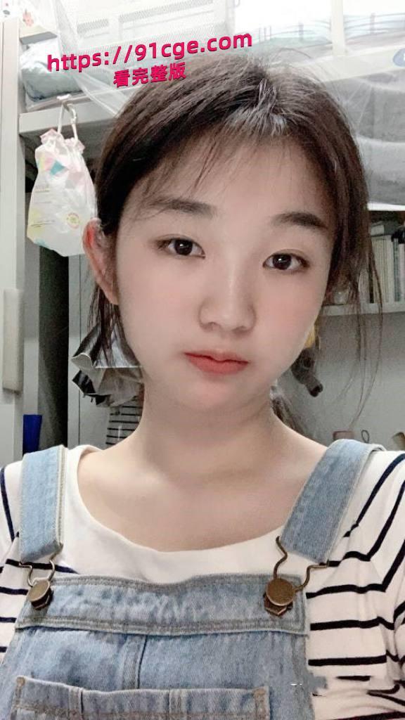 邻家反差乖乖女,长相甜美清纯，皮肤白嫩身材娇小可人，尽显学生妹气质。 渣男分手求和遭拒 ,怒而被曝光她的不雅自拍