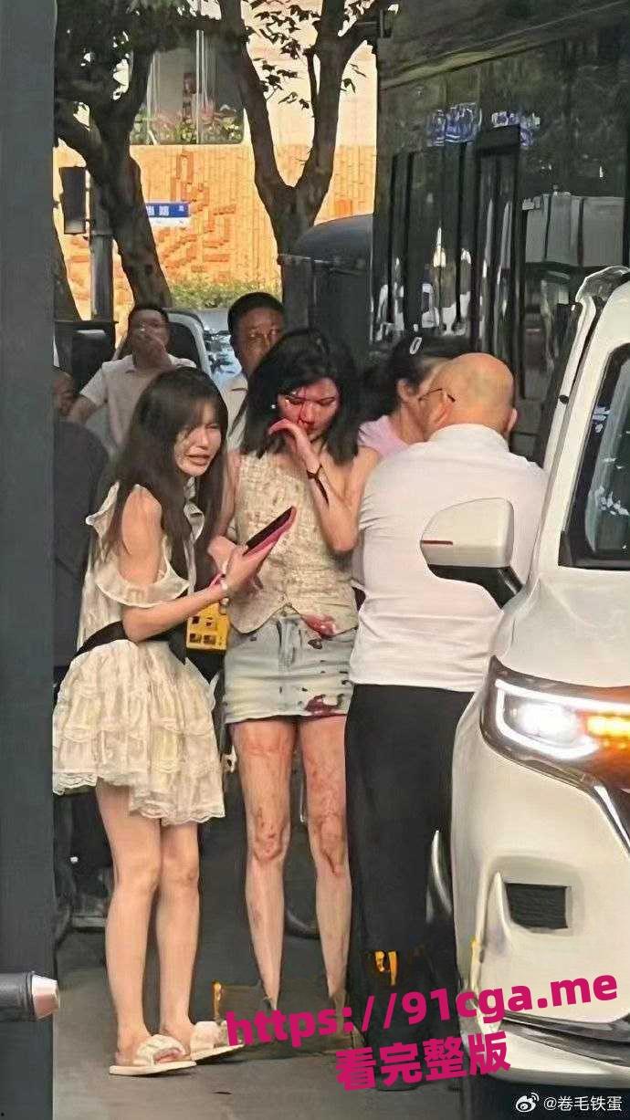 上海街头搭讪美女，搭讪失败下头男打人满脸是血  #下头男#打架#搭讪-5