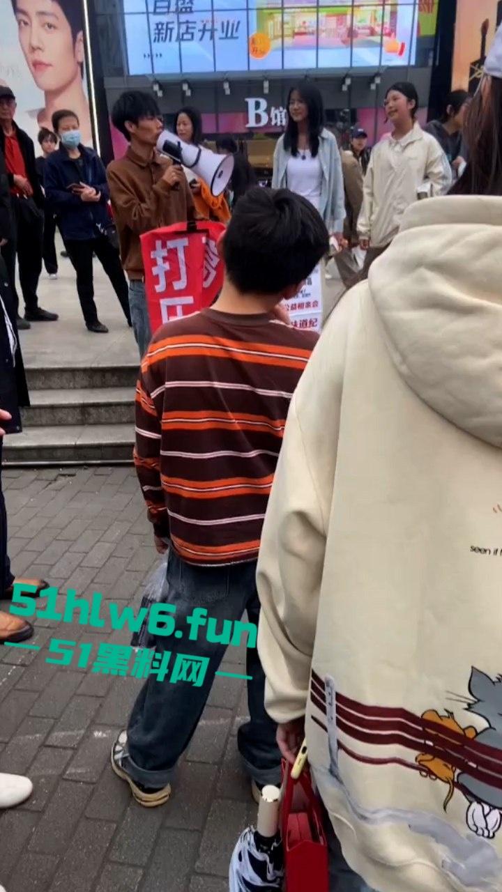 我了个骚刚开了眼了！谈了八年付出70多万女方买房一分不出，小伙崩溃街骂女友激情分手！-1