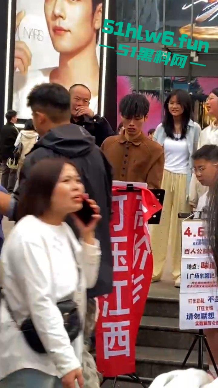 我了个骚刚开了眼了！谈了八年付出70多万女方买房一分不出，小伙崩溃街骂女友激情分手！-4