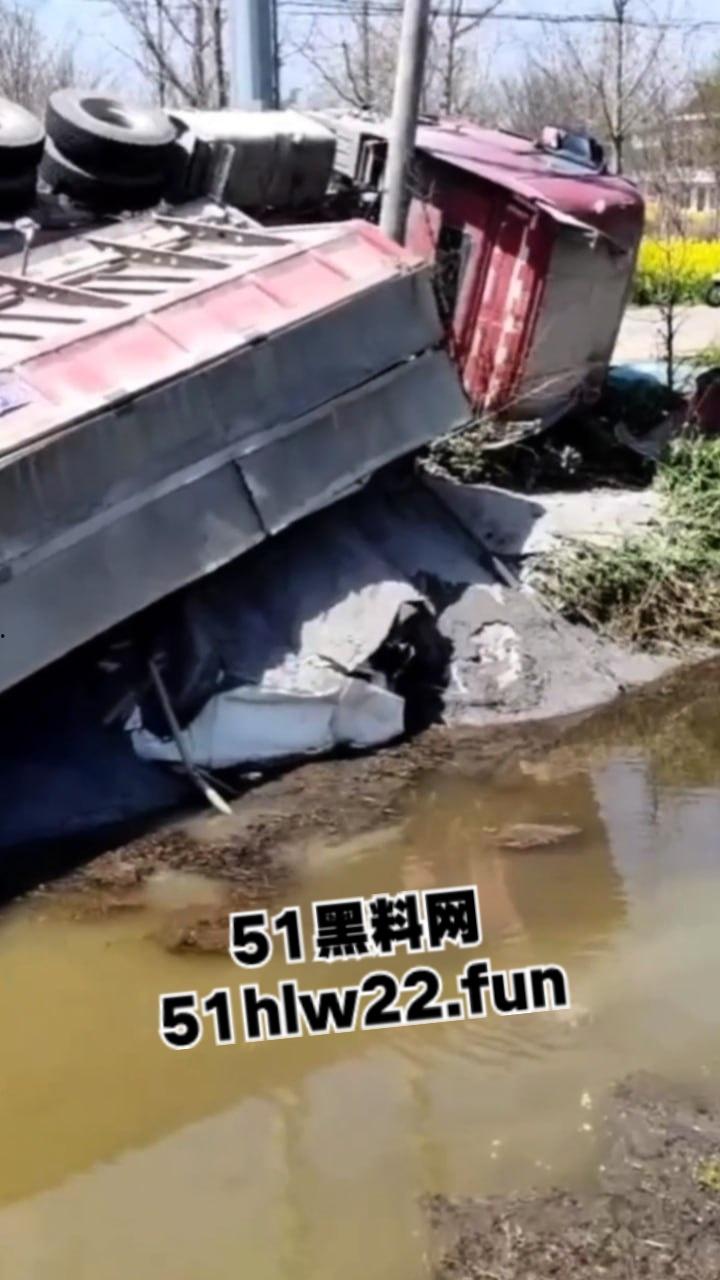 南通市六匡发生惨烈车祸，小车被运沙车侧翻压倒在车内，老两口被碾压身亡现场画面流出。-5