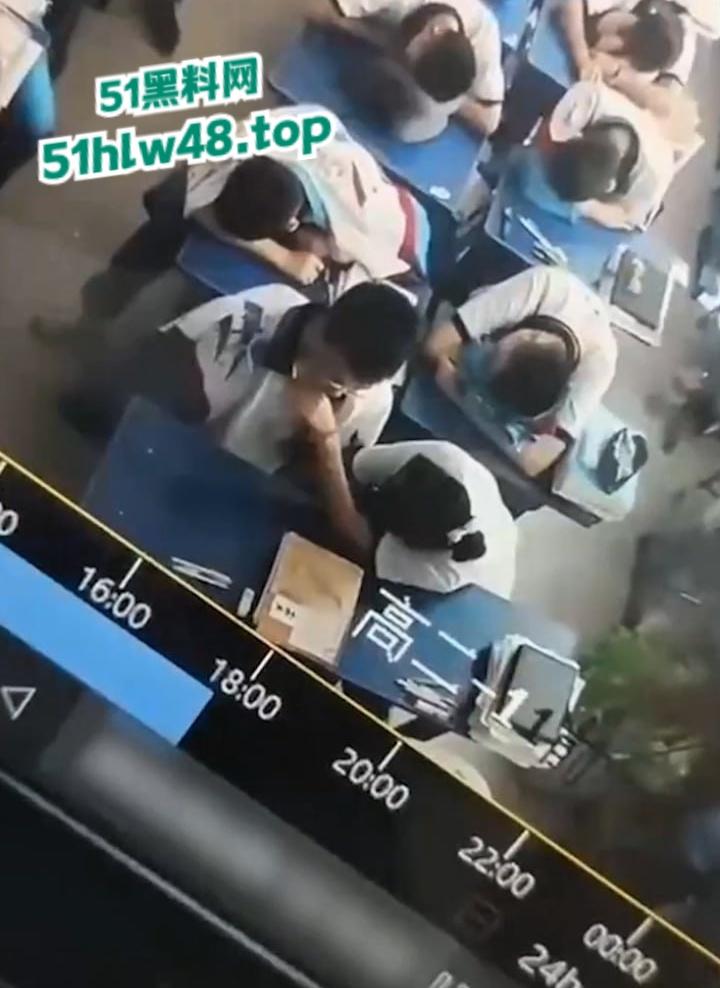 广州市第七中学【胡梦玲】上课主动给同桌手淫，监控下记录被曝光，小年轻又骚又胆大完全控制不了。-1