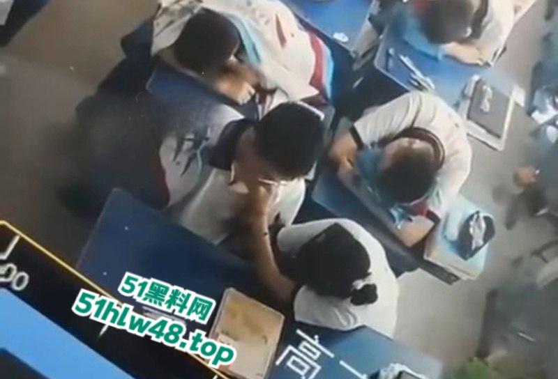 广州市第七中学【胡梦玲】上课主动给同桌手淫，监控下记录被曝光，小年轻又骚又胆大完全控制不了。-6