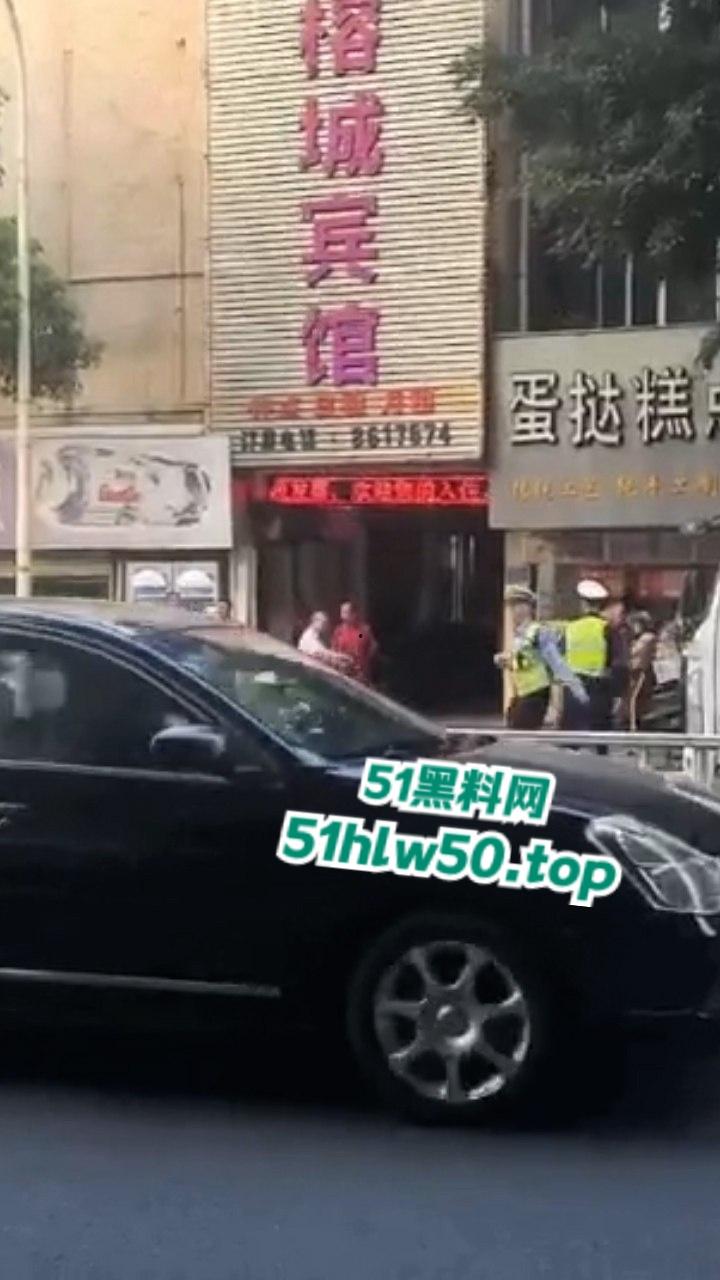 广东潮汕暴躁男在线作死，只因未戴头盔强行躲检撞飞交警双双倒地不起满脸是伤！-2