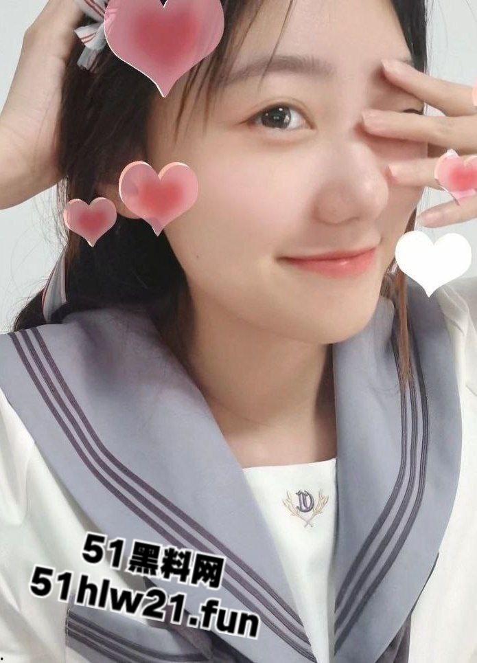 山东济南外国语学院【李思琦】遭渣男分手曝光隐私，清纯学生妹背后爱吃肉屌偷偷自慰，床上一跪骚得流水。-6