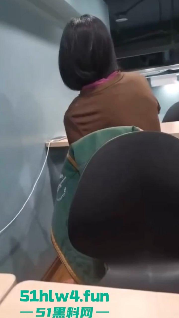 性瘾骚妹罗森便利店休息区自慰高潮，连环淫叫吓坏小处男，引发广大网友疯传。-3