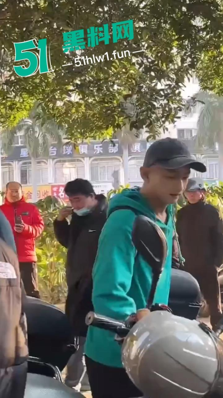 泉州石狮鸳鸯池公园免费爱心早餐摊，被大爷破口大骂只因来晚没拿到油条，果然生米恩斗米仇啊。-2