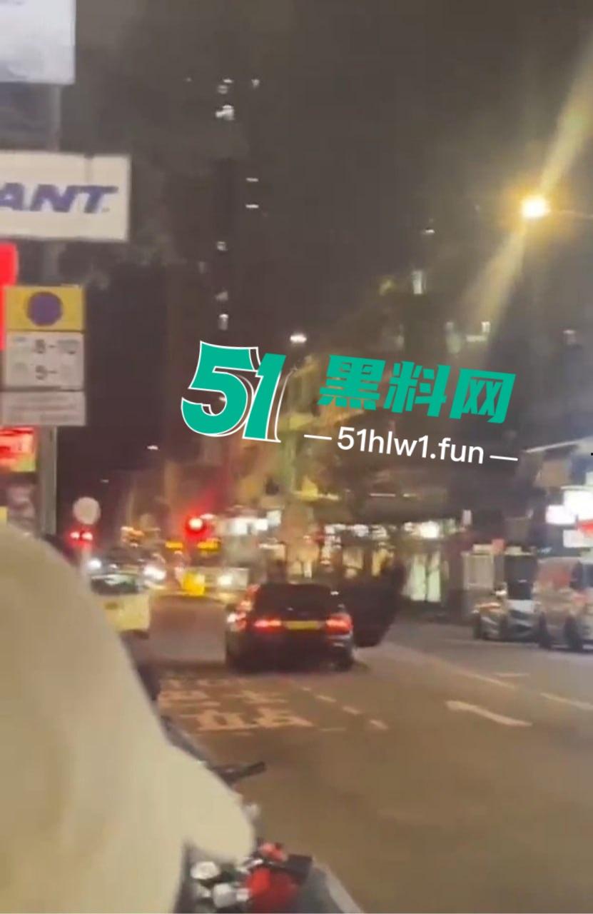 香港街头变抢金战场，4蒙面刀匪手持铁锤猛砸金铺，秒掳金饰驾车狂飙逃离，驾车消失得无影无踪！-2
