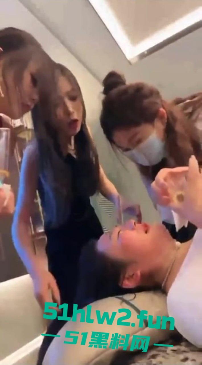 陪酒圈太狠了美女陪酒小妹被按住灌尿凌辱,几个集美联手欺负抢大哥的女人,集美上演塑料姐妹花大战-3