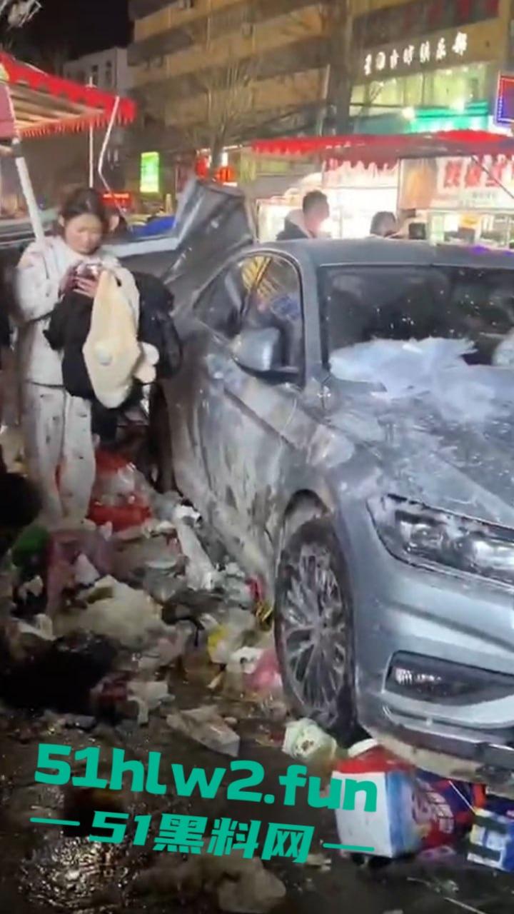 安徽亳州市利辛县，严重酒驾交通事故车辆闯进小摊贩人群中，其中伤者还有一孕妇。-5