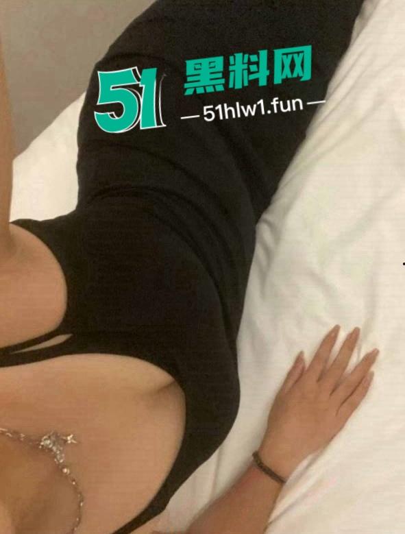 厦门反差婊【刘欣语】神似王祖贤的御姐气质，约酒吧帅哥打炮5分40秒啪啪性爱视频流出。-4