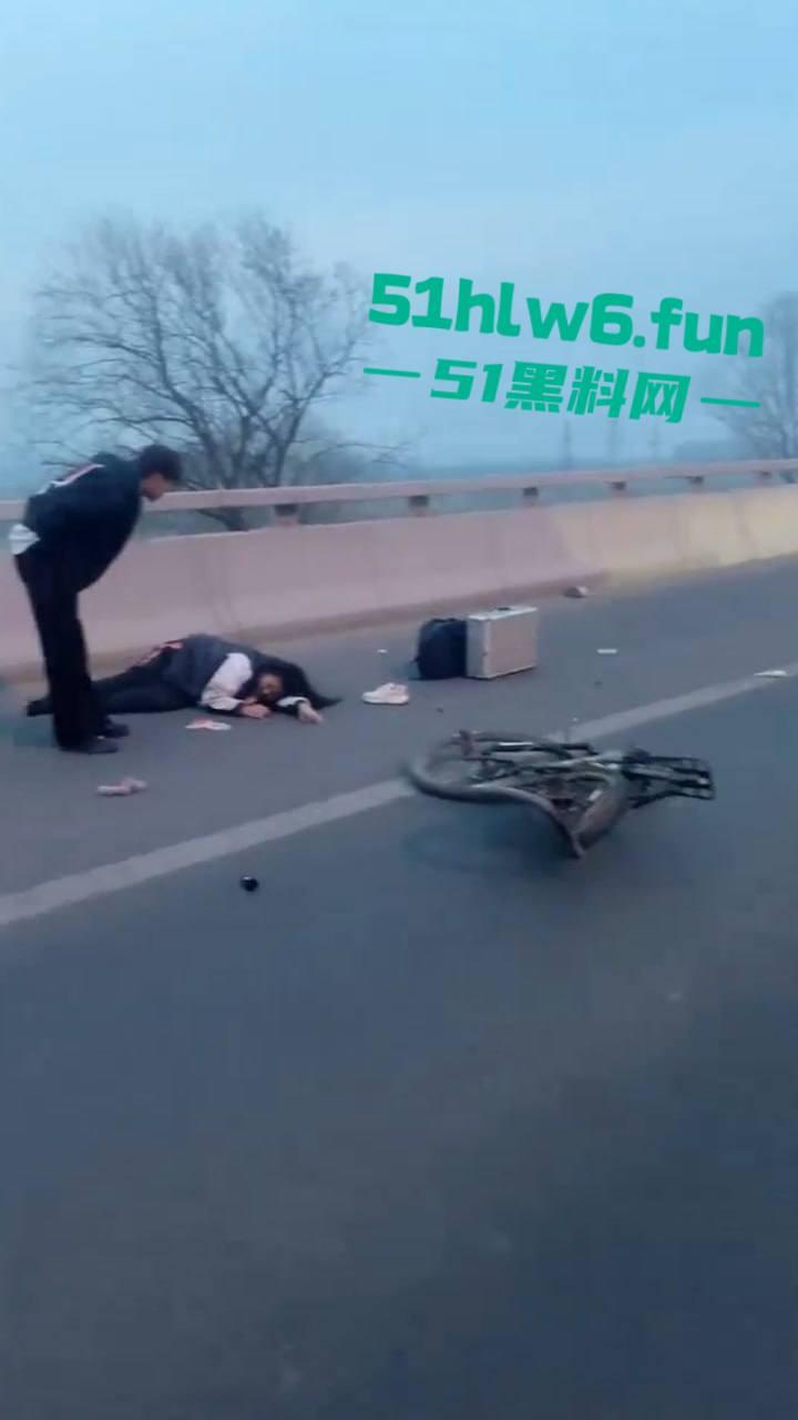 北京市房山区车祸事件，琉璃河大桥发生事故大卡车司机发疯，冲进车流撞死5名中学生。-1