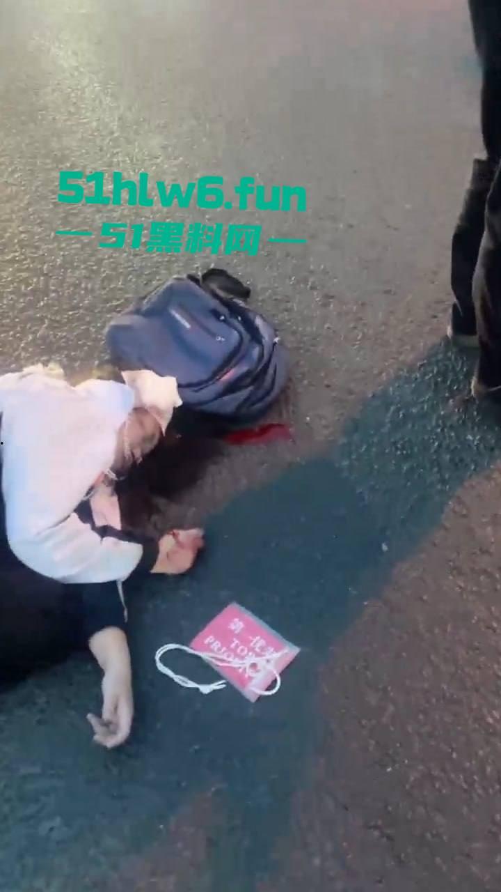 北京市房山区车祸事件，琉璃河大桥发生事故大卡车司机发疯，冲进车流撞死5名中学生。-2