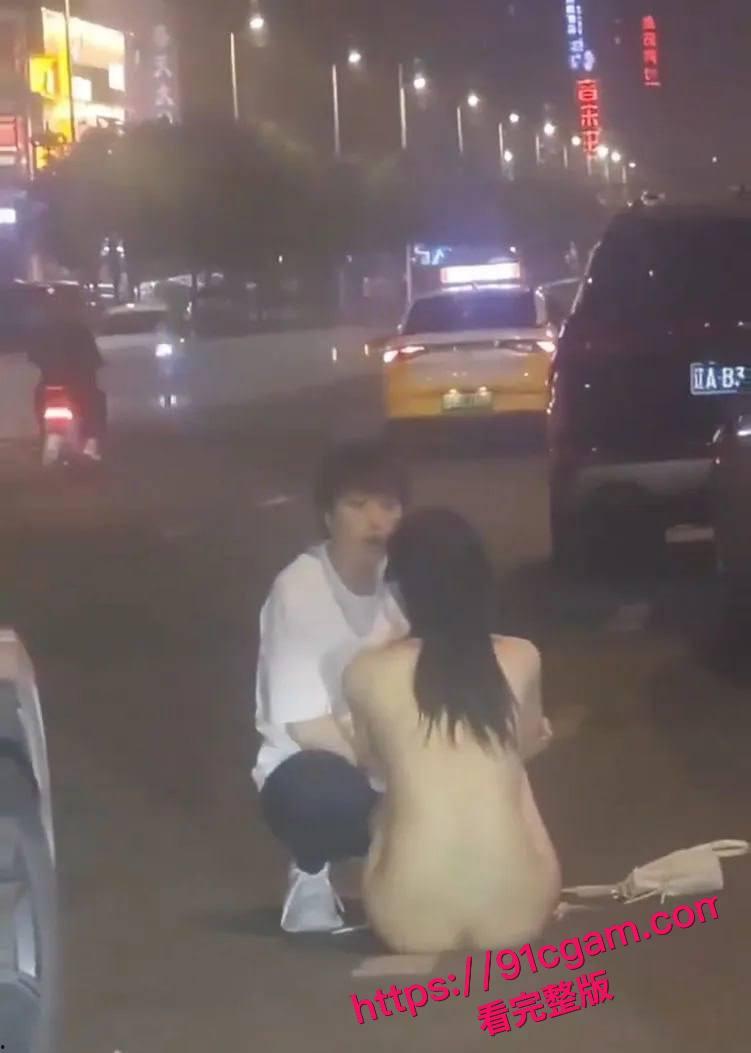 沈阳街头情侣吵架分手，一言不合当街脱光，该说不说身材是真的好！ #沈阳街头情侣吵架脱光 #当街脱光 #沈阳新闻 #吃瓜-3