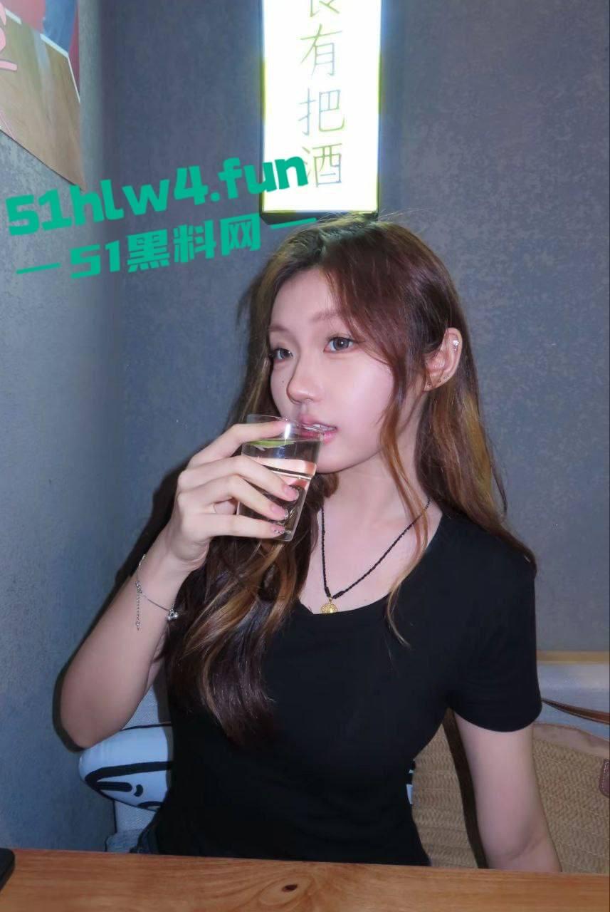 上海交通大学附属瑞金医院,捐精科护士【葛欣怡】高颜值大奶骚母狗,偷情视频被曝光。-5