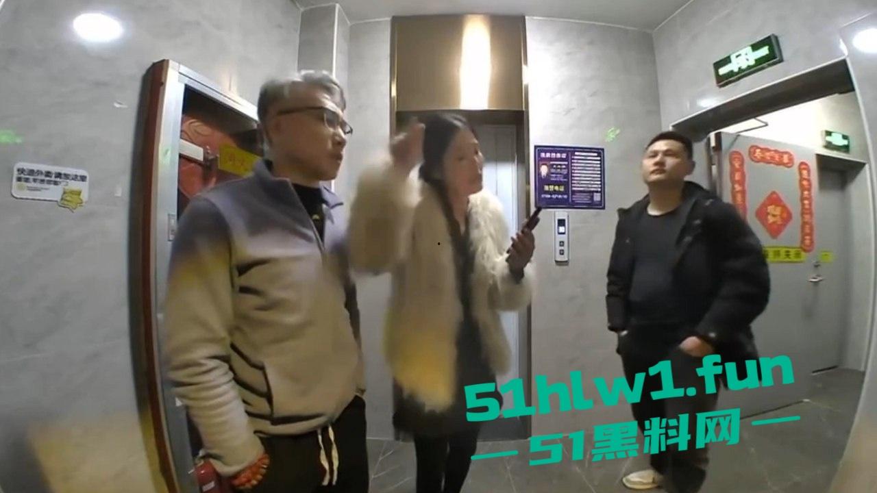 黑社会催债跑错楼层,错把无辜居民当成欠钱老赖狂踹家门,猫眼实拍监控曝光跟恐怖片似的!-1