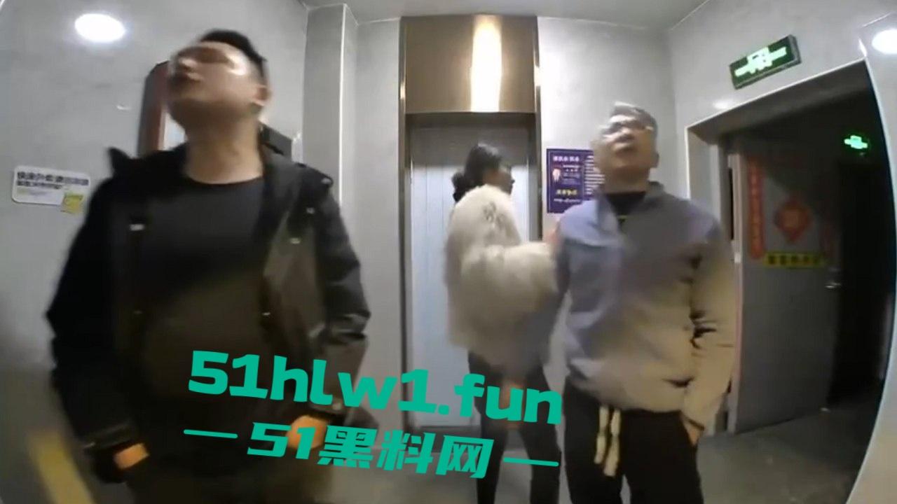 黑社会催债跑错楼层,错把无辜居民当成欠钱老赖狂踹家门,猫眼实拍监控曝光跟恐怖片似的!-2